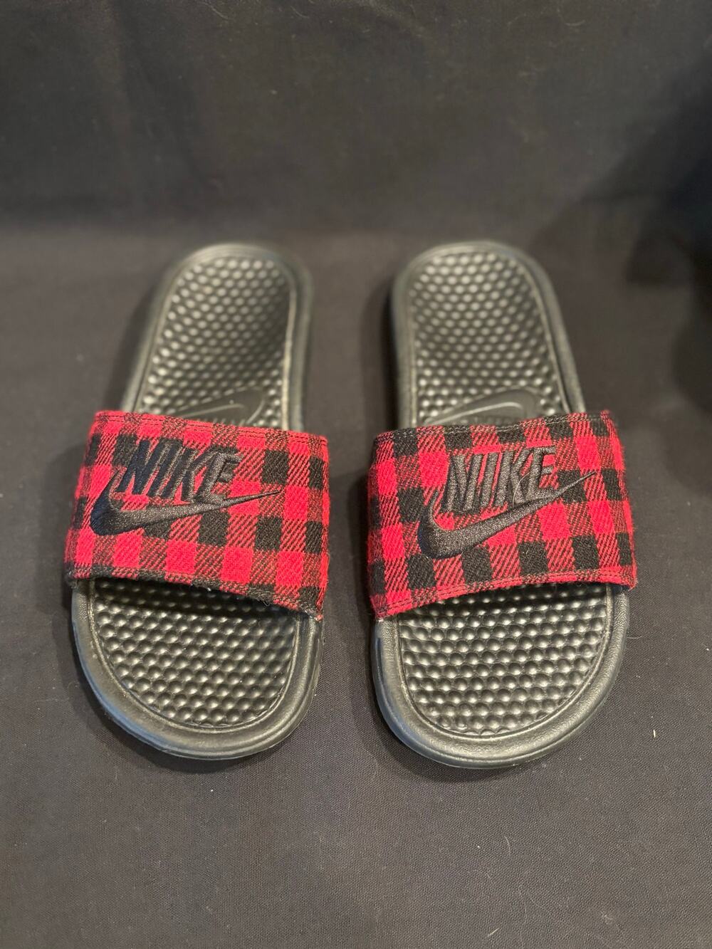 RARE Women’s Nike Benassi JDI Buffalo Plaid Slides Comfort Sandals, size 8